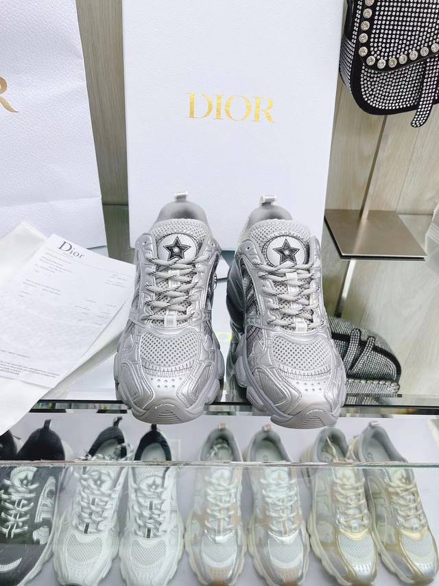 厂价 Dior 迪奥cd经典厚底休闲老爹鞋运动鞋 这双运动鞋绝对是榜上有名 以经典老爹鞋版型为基础 加入解构元素 从配色到工艺设计都是超极时髦耐看的 完全百搭到